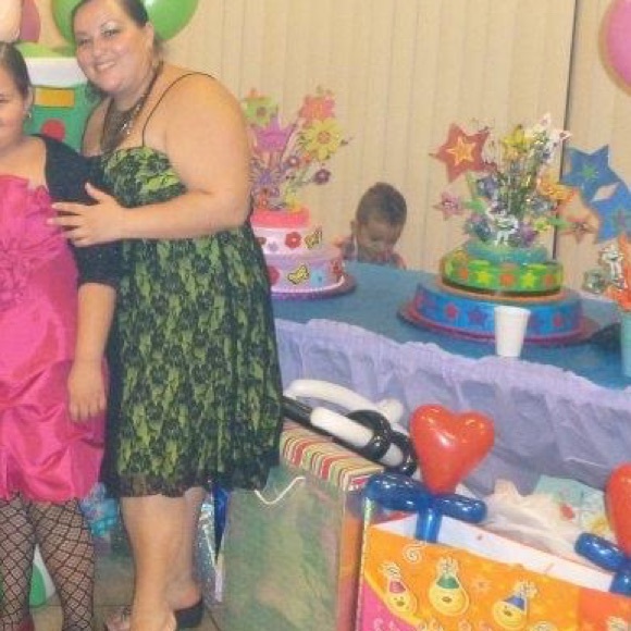 Elegant Green Lace Dress - Picture 6 of 6